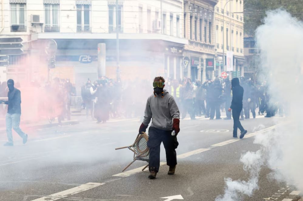 Students continue to protest despite French government concessions